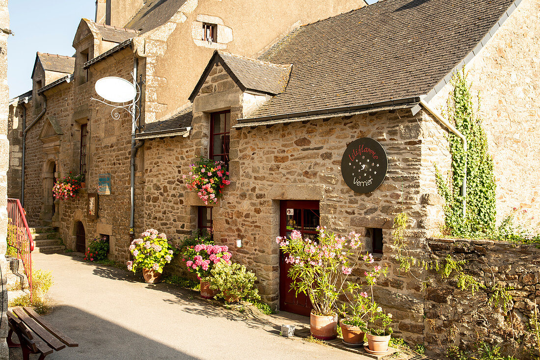 Steinhaus mit Ladengeschäft, La Roche-Bernard, Vilaine, Departement Morbihan, Bretagne, Frankreich, Europa