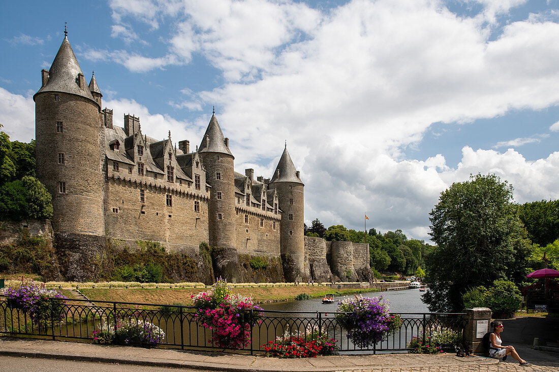 Josselin Castle with the Oust River and colorful flowers in summer, Josselin, Dept. Morbihan, Brittany, France, Europe