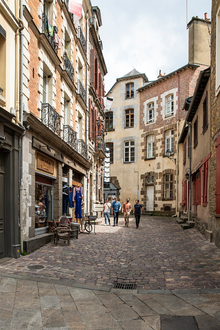 Historische Gasse in der Innenstadt mit jungen Menschen, Rennes, Departement Ille-et-Vilaine, Bretagne, Frankreich, Europa