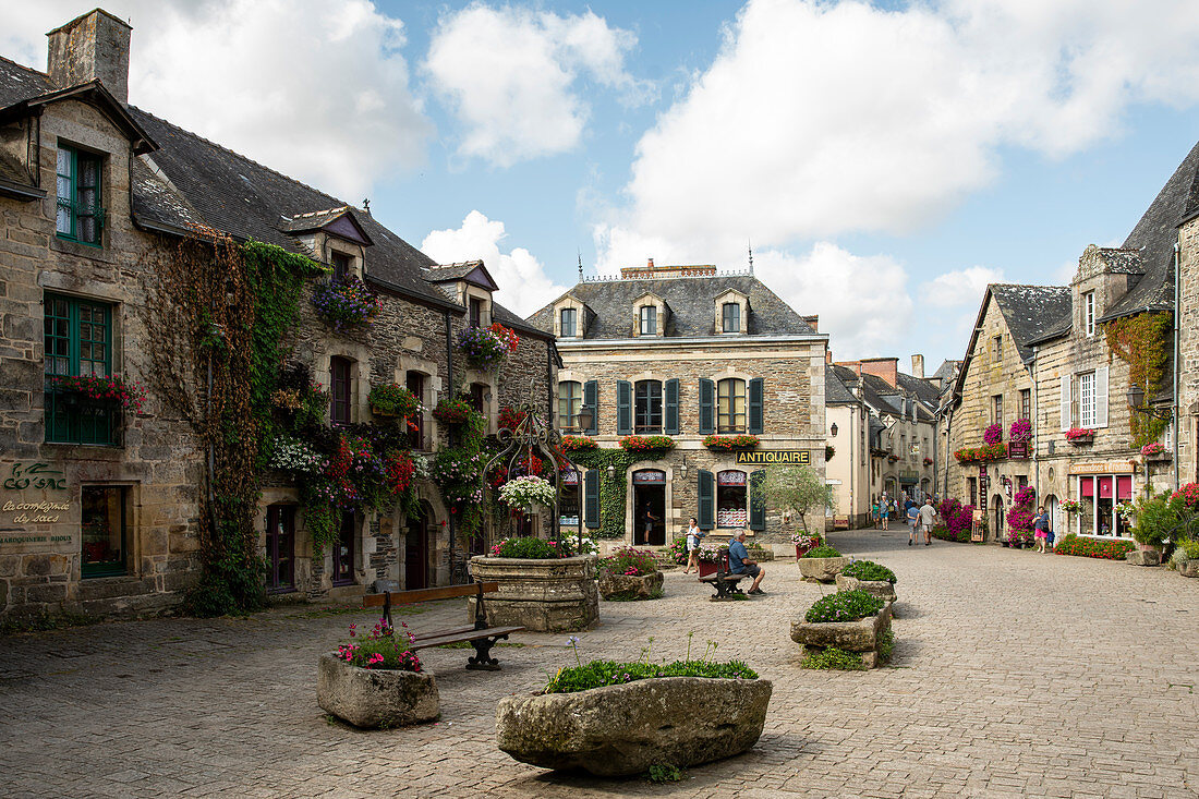 Romantischer Place du Puits im Sommer, Rochefort en Terre, Departement Morbihan, Bretagne, Frankreich, Europa