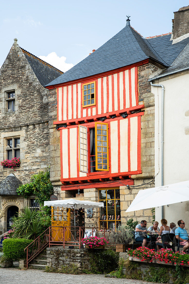 Rotes Fachwerkhaus auf dem Place du Puits im Sommer, Rochefort en Terre, Departement Morbihan, Bretagne, Frankreich, Europa