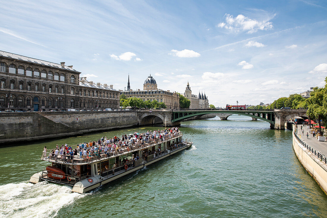 Ausflugsboot auf der Seine mit Blick auf das Greffe du Tribunal de Commerce, das Handelsgericht in Paris, Frankreich, Europa