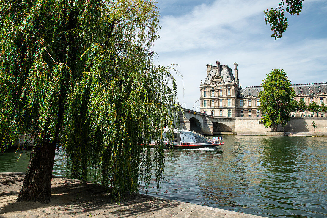Excursion boat under the Pont Royal on the Seine in front of Porte des Lions with large pasture, Paris, France, Europe