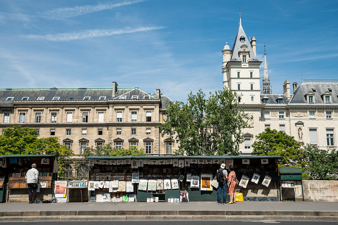 Verkaufsstände mit Kunst am Ufer der Seine mit Blick auf das TGI Paris und den Quai des Orfevres, Paris, Frankreich, Europa