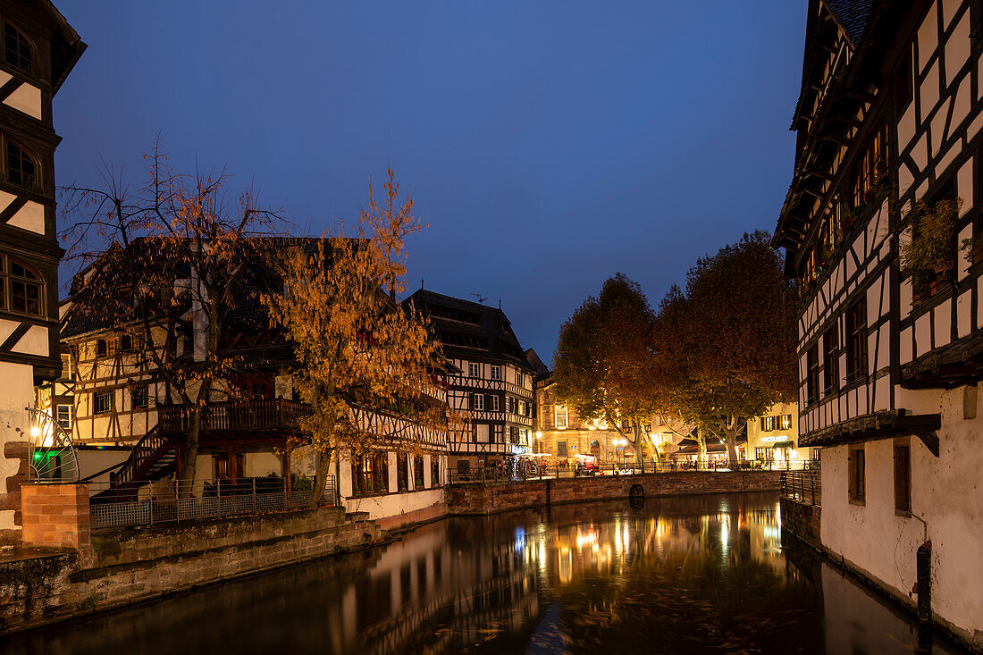 Traditionelle Fachwerkhäuser am Kanal im Viertel La Petite France während der blauen Stunde, Straßburg, Frankreich, Europa