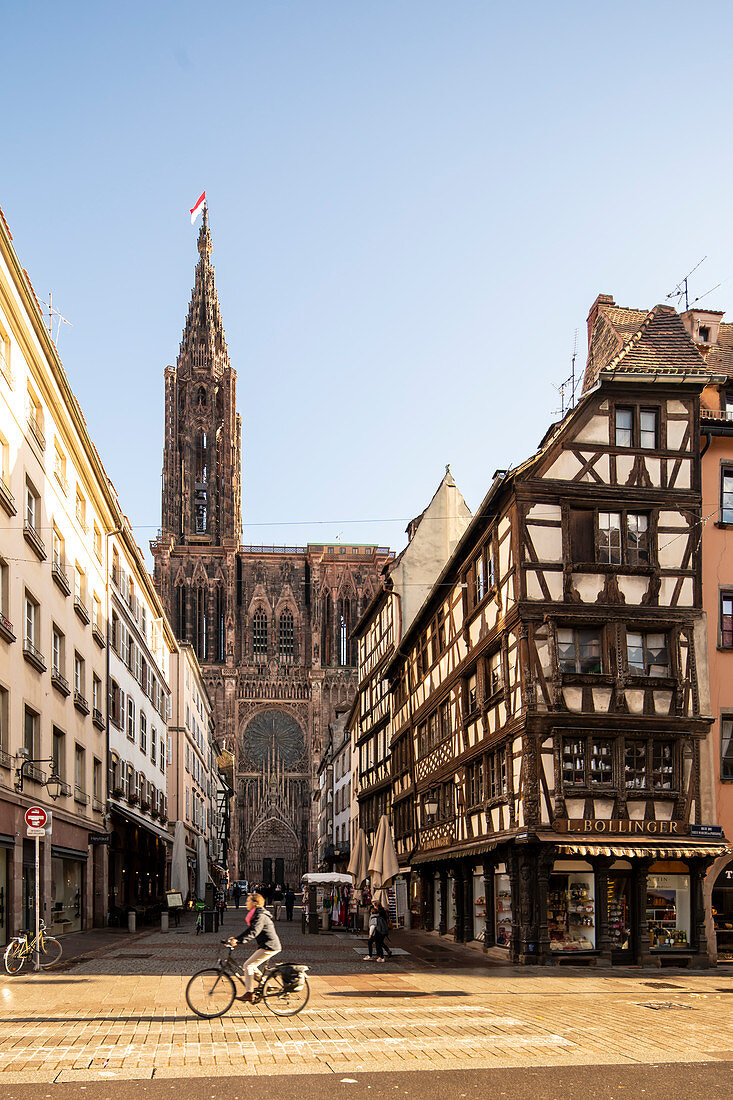 Fahrradfahrerin vor der Rue Merciere mit Kathedrale, Straßburg, Alsace-Champagne-Ardenne-Lorraine, Frankreich, Europa