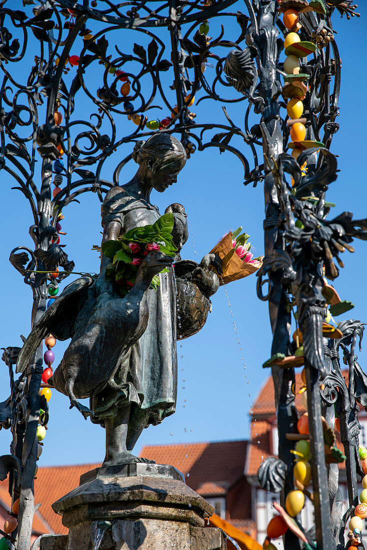 Gänselieselbrunnen auf dem Marktplatz in der Altstadt mit Osterschmuck, Göttingen, Niedersachsen, Deutschland, Europa