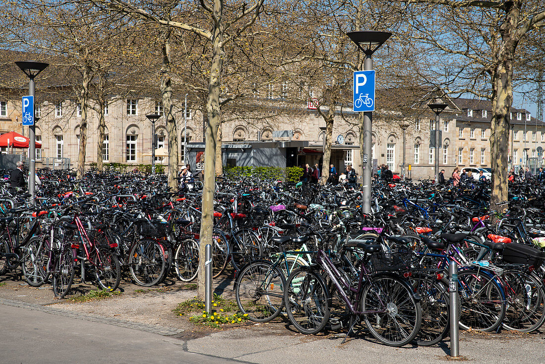 Bahnhof der Universitätsstadt Göttigen mit vollem Fahrradparkplatz, Niedersachsen, Deutschland, Europa