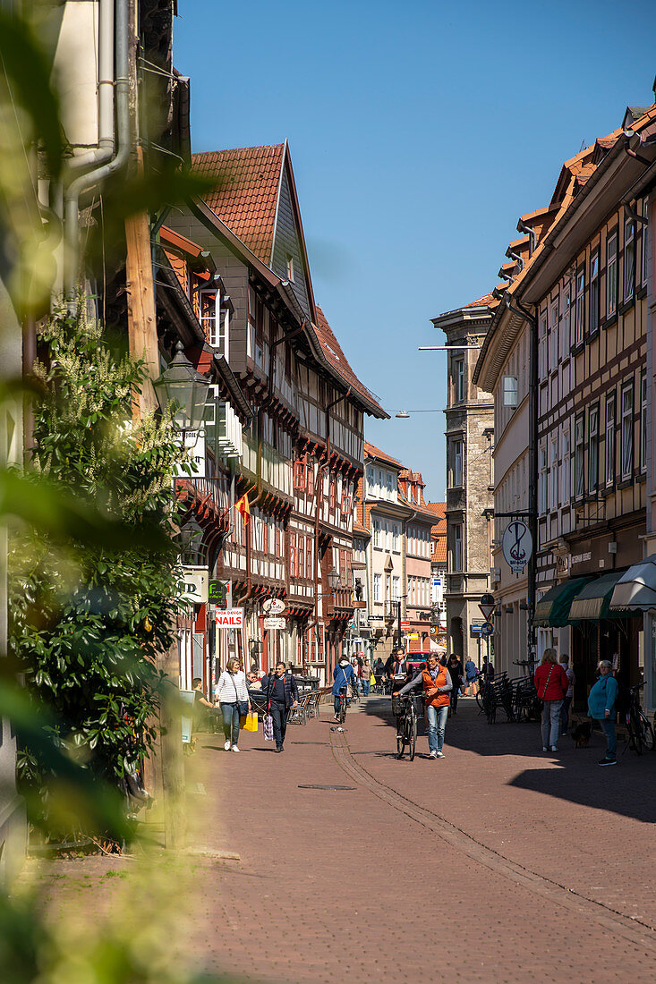 Busy pedestrian zone with half-timbered houses and shops, Short Street, G? Ttingen, Lower Saxony, Germany, Europe