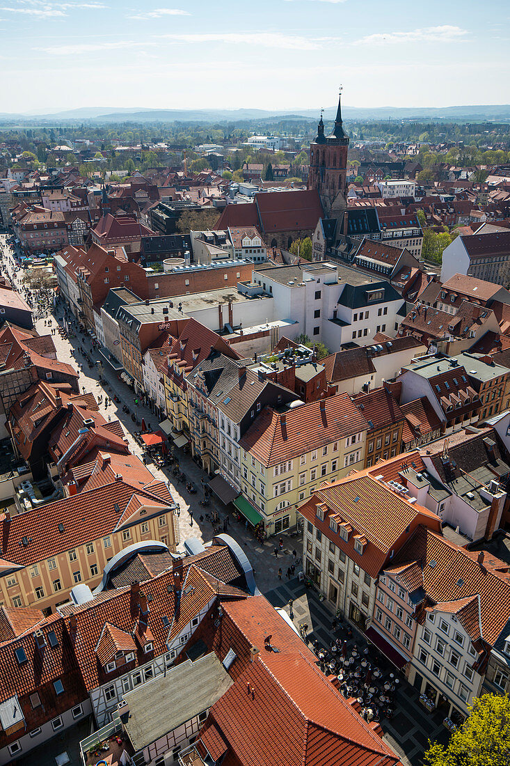 Blick vom Turm der St. Jacobi Kirche auf die Altstadt mit St. Johannis, Göttingen, Niedersachsen, Deutschland, Europa