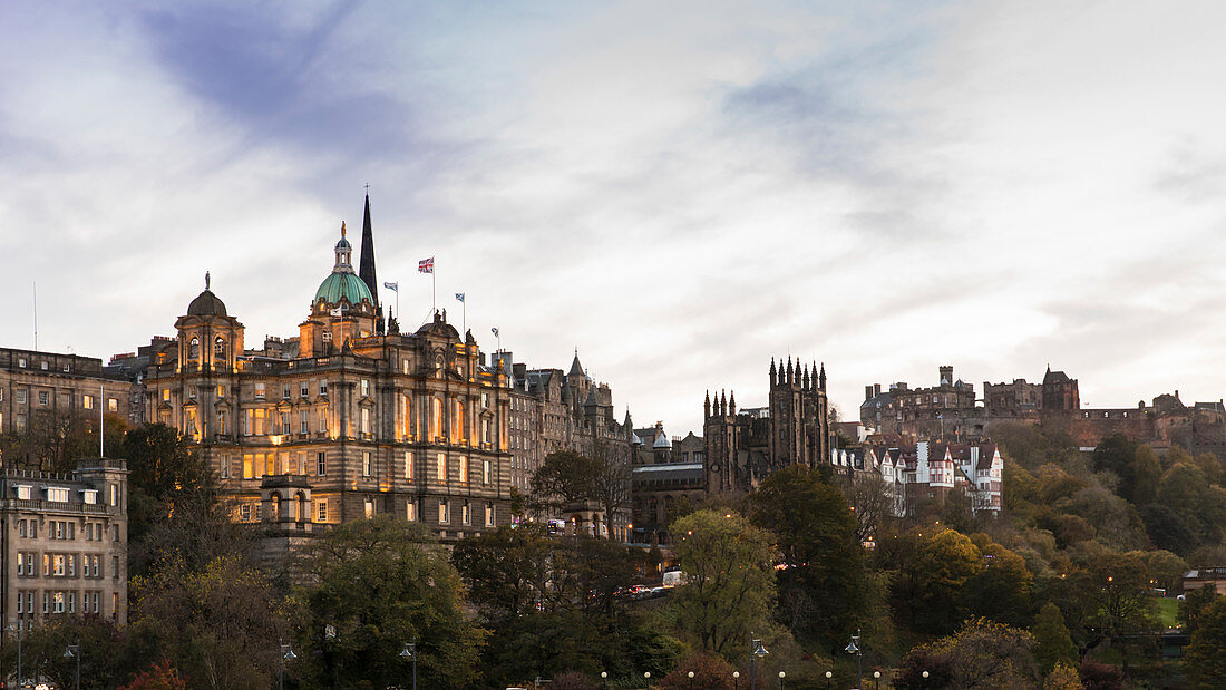 Blick auf die Altstadt von Edinburgh mit Burg, Edinburgh, Schottland, Großbritannien, Vereinigtes Königreich