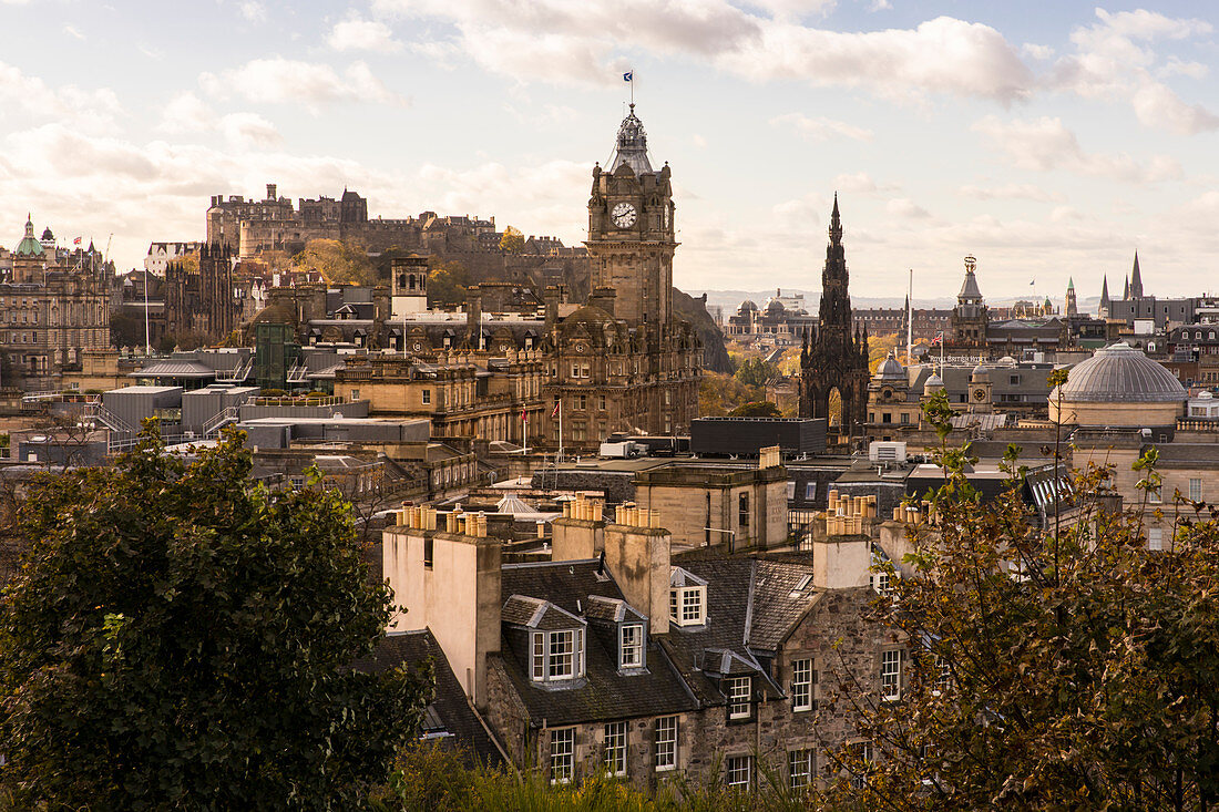 Blick vom Calton Hill auf Edinburgh Castle und Balmoral Hotel mit seinem Uhrenturm, Edinburgh, Schottland, Großbritannien, Vereinigtes Königreich