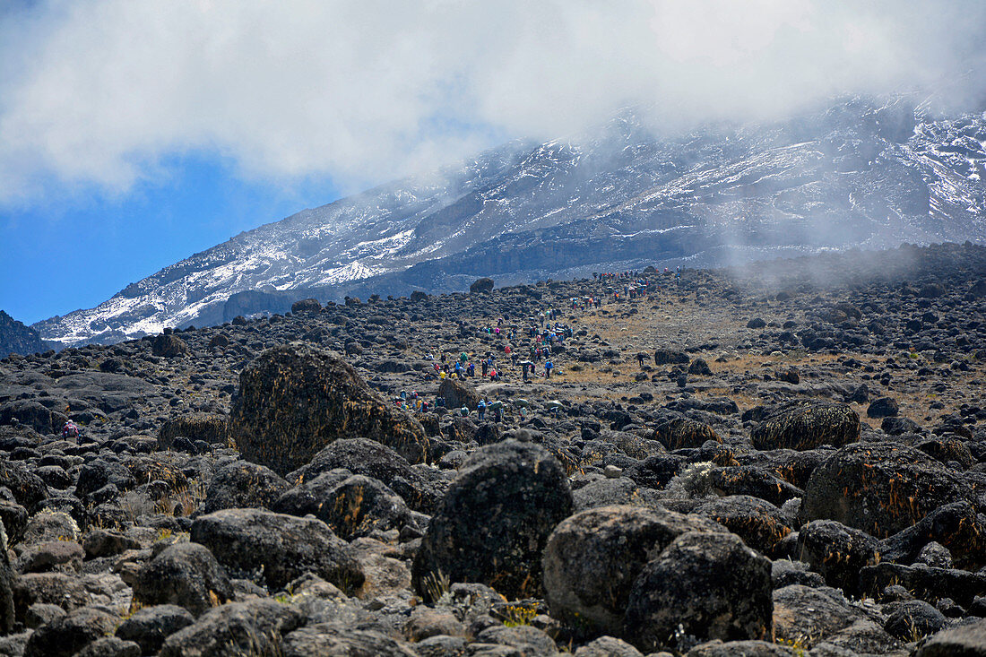 Kilimandscharo, Ostafrika, dritte Etappe, zwischen Shira Camp und Barranco Camp, aufziehender Nebel, karge Landschaft, Lavagestein
