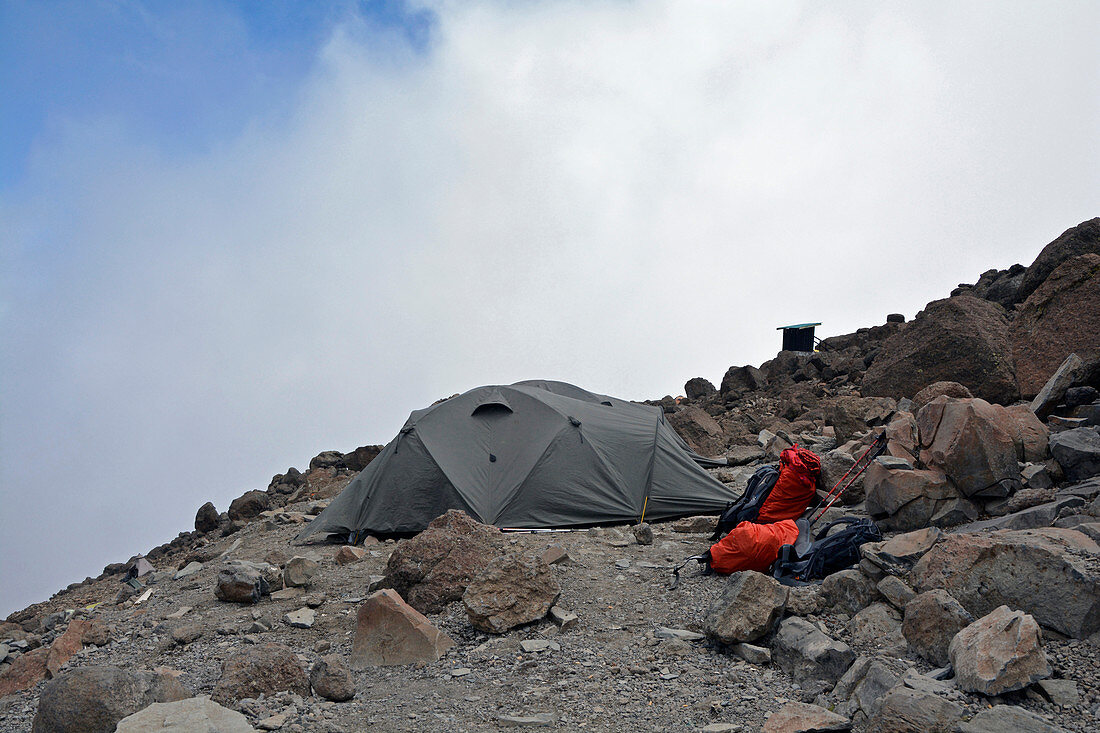 Kilimandscharo, Machame Route, Barafu Camp oder Base Camp, 4673 Meter hoch, dichter Nebel, Wind, vor der Besteigung des Gipfels