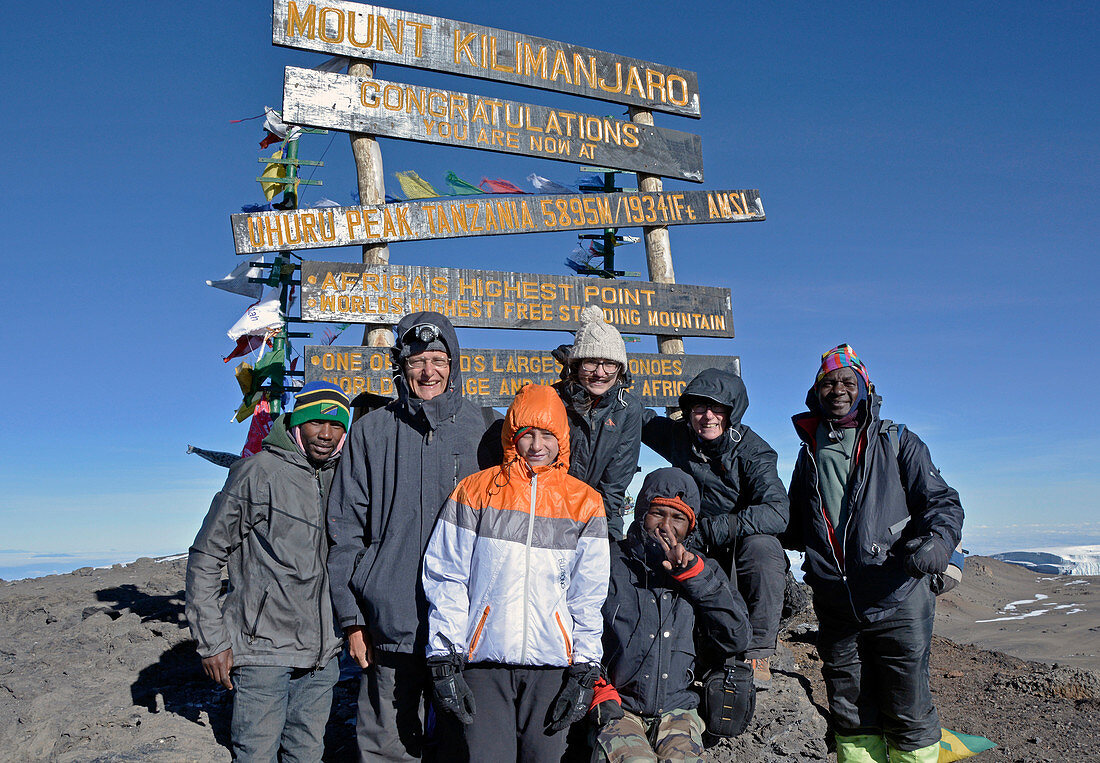 Kilimandscharo, angekommen auf dem Uhuru Peak, höchster Punkt 5895 Meter, unsere Familie mit den Bergführern