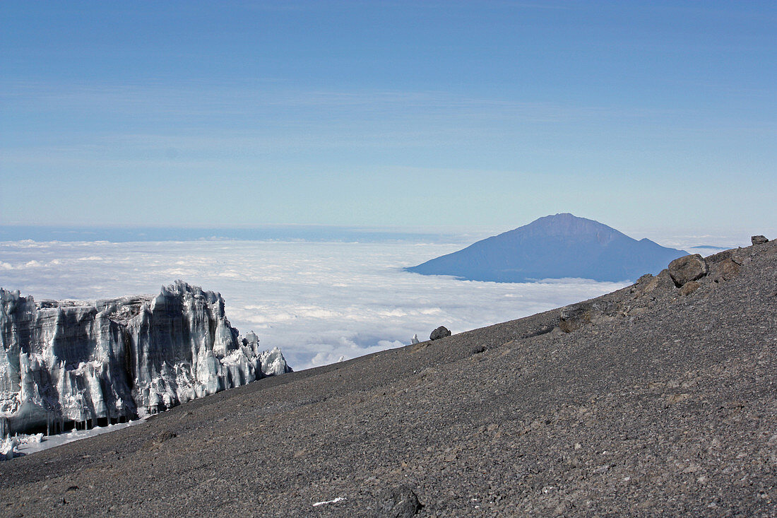 Gipfel des Kilimandscharo, Ausblick auf Gletscher und die Spitze des Mount Meru