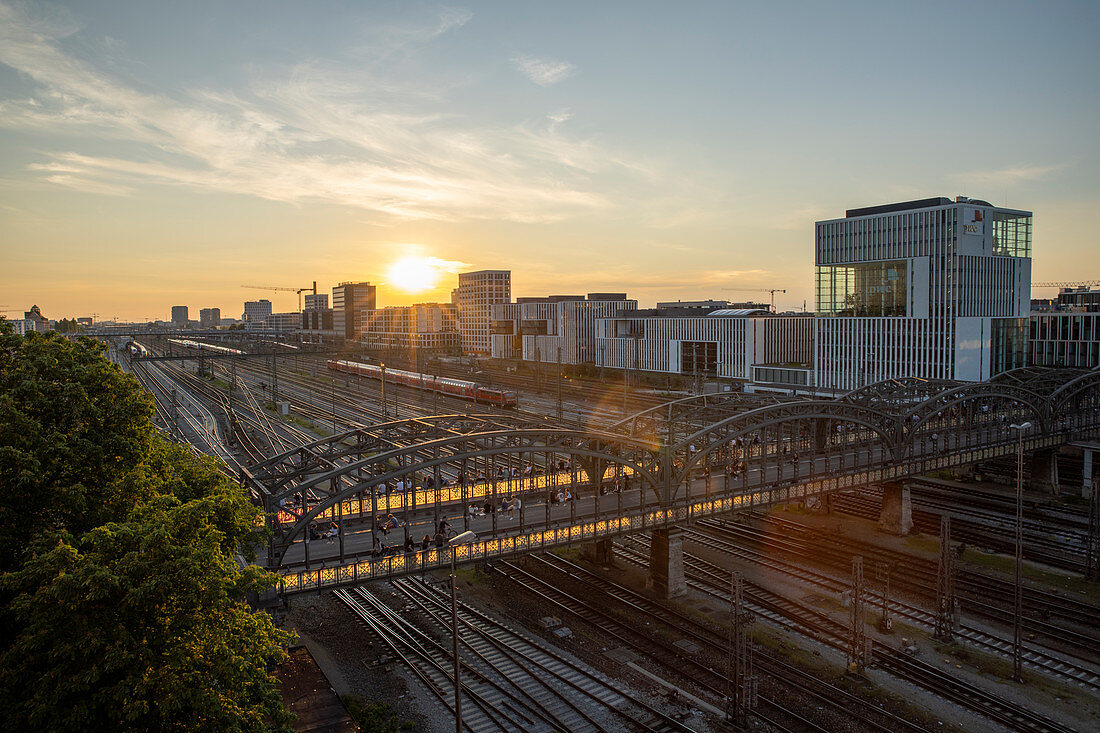 Erhöhter Blick von Süd-Osten auf Hackerbrücke und Gleise in München, Bayern, Deutschland, Europa