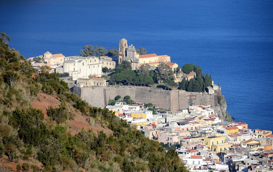 Am Meer, Blick zur Inselhauptstadt mit seiner Burg, Lipari, Liparische Inseln, Süd- Italien