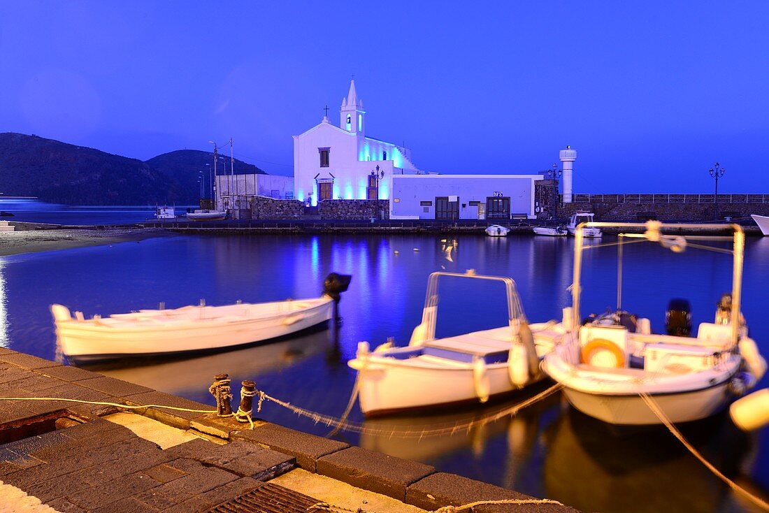 Abends mit kleinen Fischerbooten am alten Hafen von Lipari, Liparische Inseln, Süd- Italien