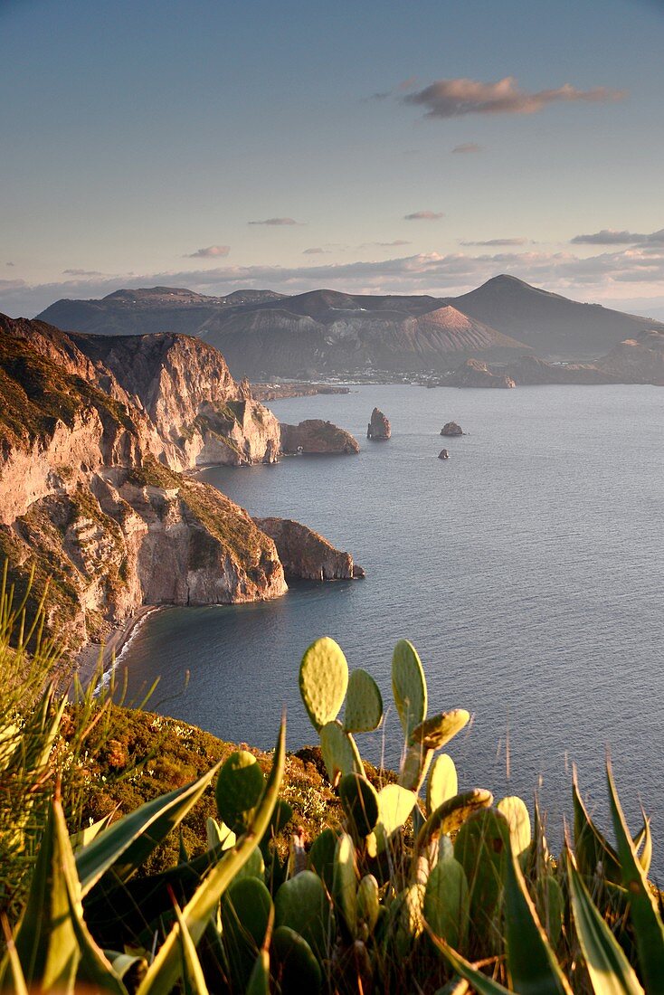 Westküste von Lipari mit Insel Vulkano, Liparische Inseln, Süd- Italien