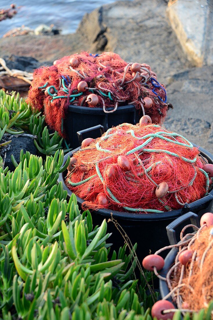 Fischernetze in Tonne am Strand bei Porto Levante auf der Insel Vulkano, Liparische Inseln, Süd- Italien