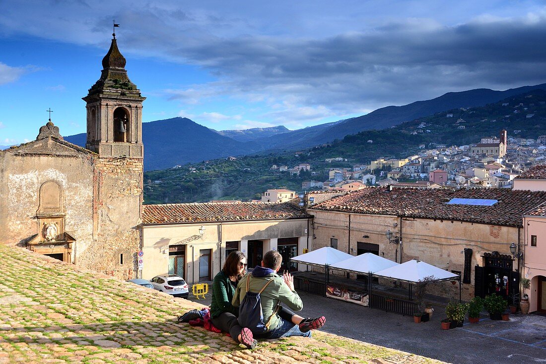 Zwei Touristen an der Burg, Castelbuono im Bergland der Medonie bei Cefalu, Nordküste, Sizilien, Italien