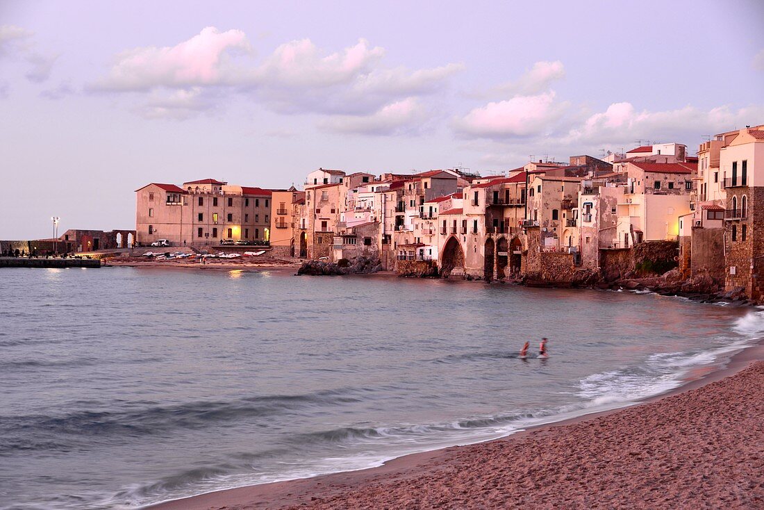 Abends am Strand von Cefalu mit seinen alten Uferhäusern, Nordküste, Sizilien, Italien