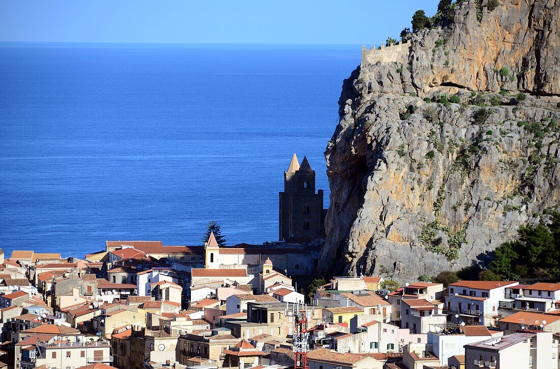 Altstadt mit Dom unter dem Felsen, Cefalu, Nordküste, Sizilien, Italien
