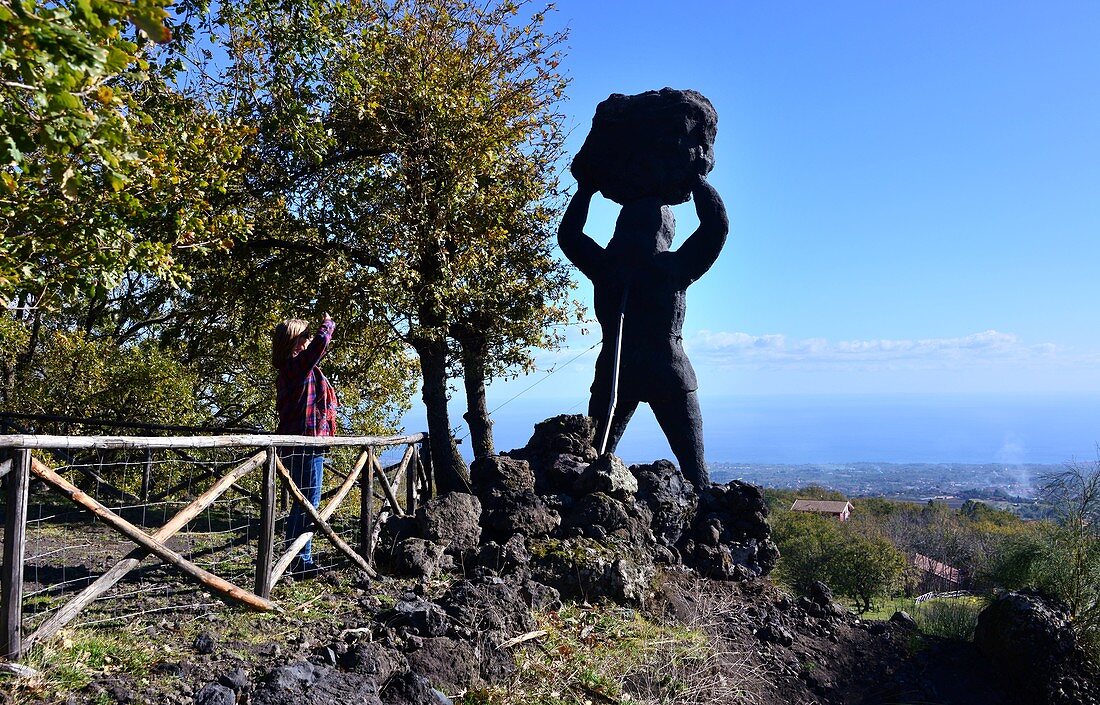 Lavafigur bei Zafferana und Meer, Vulkan Ätna, Ostküste, Sizilien, Italien