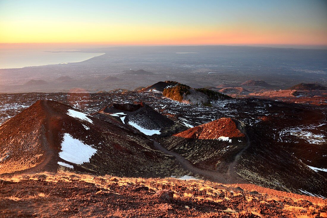 Morgendliche Landschaft am Vulkan Ätna, Meeresküste bei Catania, Ostküste, Sizilien, Italien