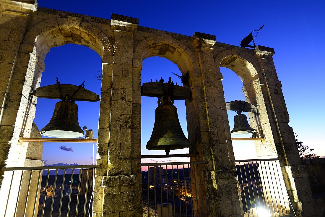 Abendlicher Blick auf Glockenturm über die Altstadt von Noto, Ostküste, Sizilien, Italien