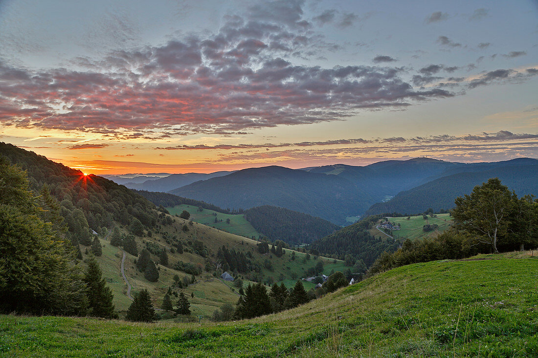 Blick vom Schauinsland zum Feldberg, Sonnenaufgang, Hofsgrund, Schwarzwald, Baden-Württemberg, Deutschland