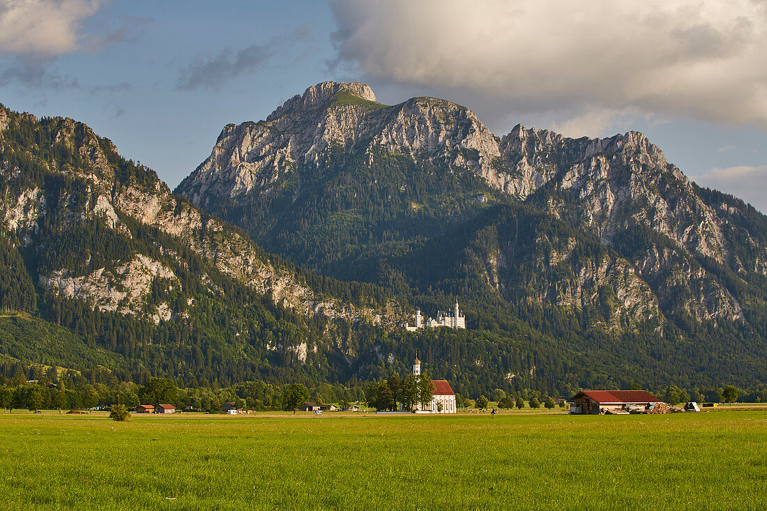 Blick auf Schloss Neuschwanstein und St. Coloman, Ammergebirge, Ostallgäu, Bayern, Deutschland