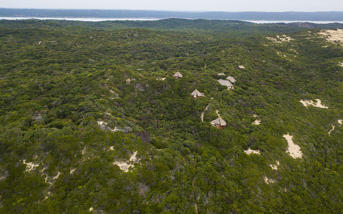 Dunes de Dovela eco-lodge, eingebettet in Küstenwald, Dovela, Inharrime, Mosambik