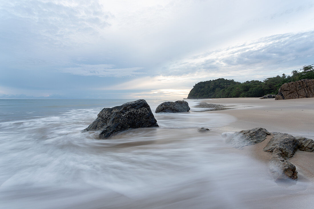 Der Strand im Tanjung Datu Nationalpark in Sarawak, Malaysia, ist ein Schutzgebiet für grüne Schildkröten, in dem die Eier und Babyschildkröten geschützt sind