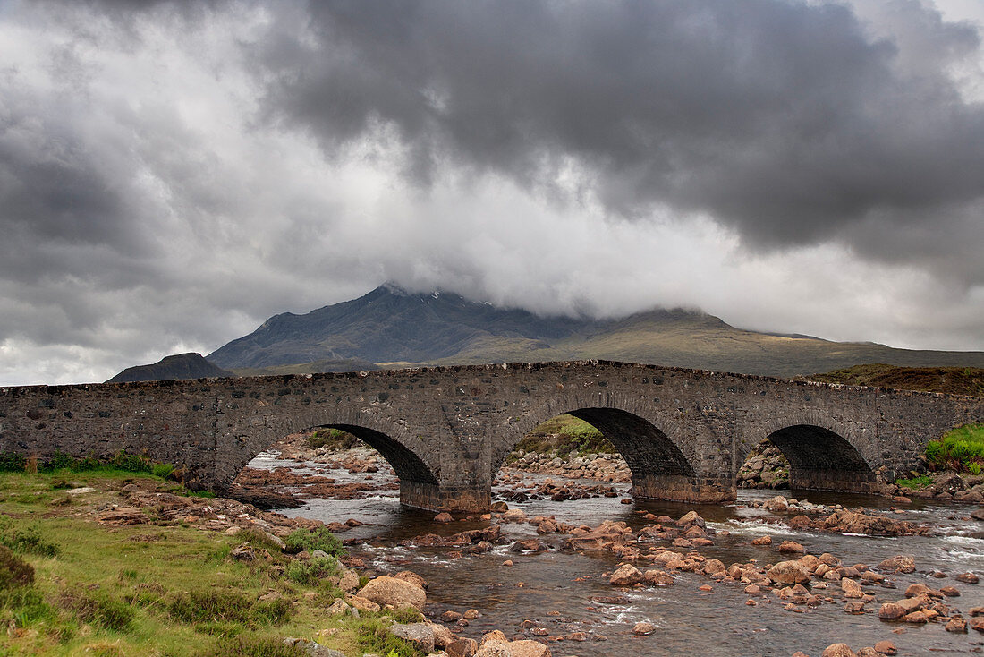 Cuillin Hills, Sgurr nan Gillean mit der alten Brücke bei Sligachan, Isle of Skye, Innere Hebriden Schottland, UK LA006310