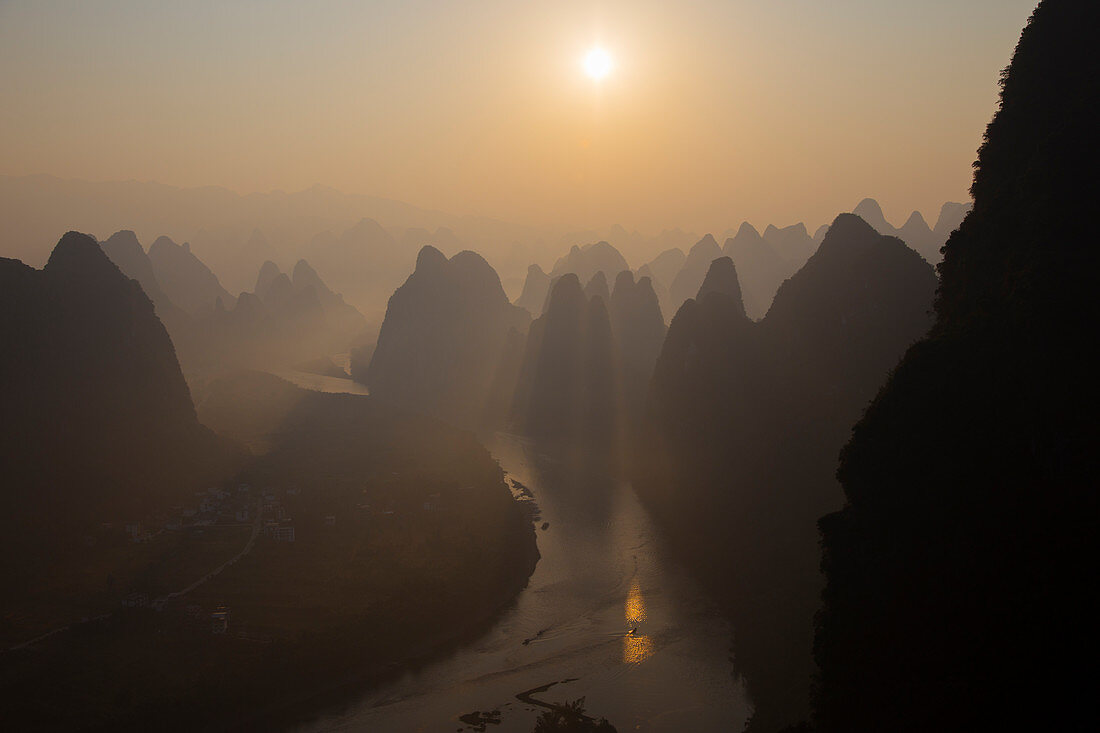 Kartlandschaft entlang des Li-Flusses bei Morgendämmerung, Guilin, Region Guangxi, China LA008302