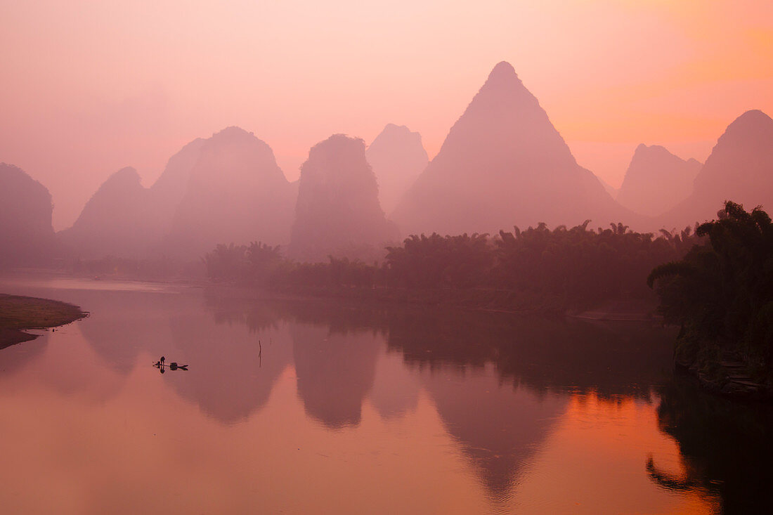 Fischer auf dem Li-Fluss bei Morgendämmerung, Guilin, Region Guangxi, China LA008226