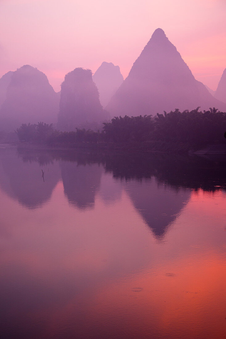 Karstlandschaft am Li-Fluss, bei nebliger Morgendämmerung, Guilin, Region Guangxi, China LA008242