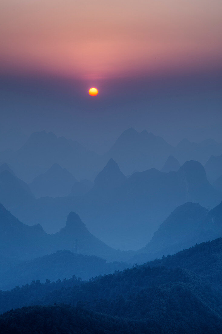 Kalkstlandschaft bei Morgendämmerung, Guilin, Region Guangxi, China LA008143