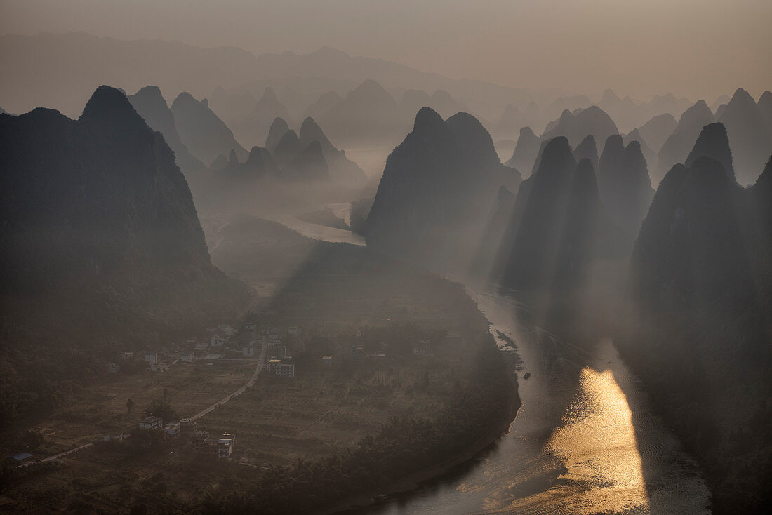 Karstlandschaft und Li-Fluss bei Morgendämmerung, Guilin, Region Guangxi, China LA008098