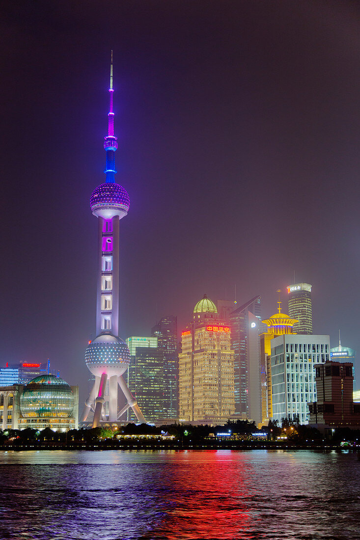 Shanghai Stadtbild bei Nacht mit Oriental Pearl Tower, China LA008685