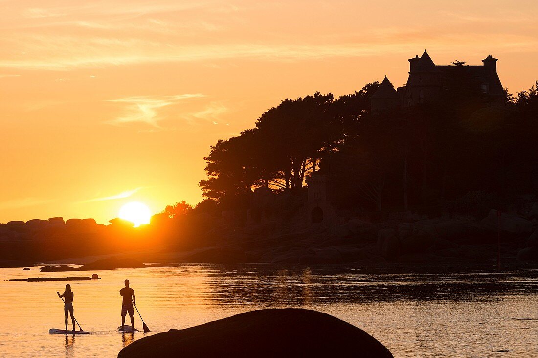 Frankreich, Cotes d'Armor, Perros Guirec, Ploumanac'h paddeln entlang der Küste von Granit Rose