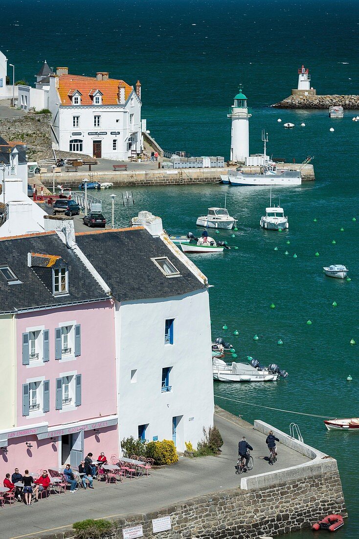 Frankreich, Morbihan, Sauzon, der Hafen mit Terrasse und Leuchtturm im Hintergrund