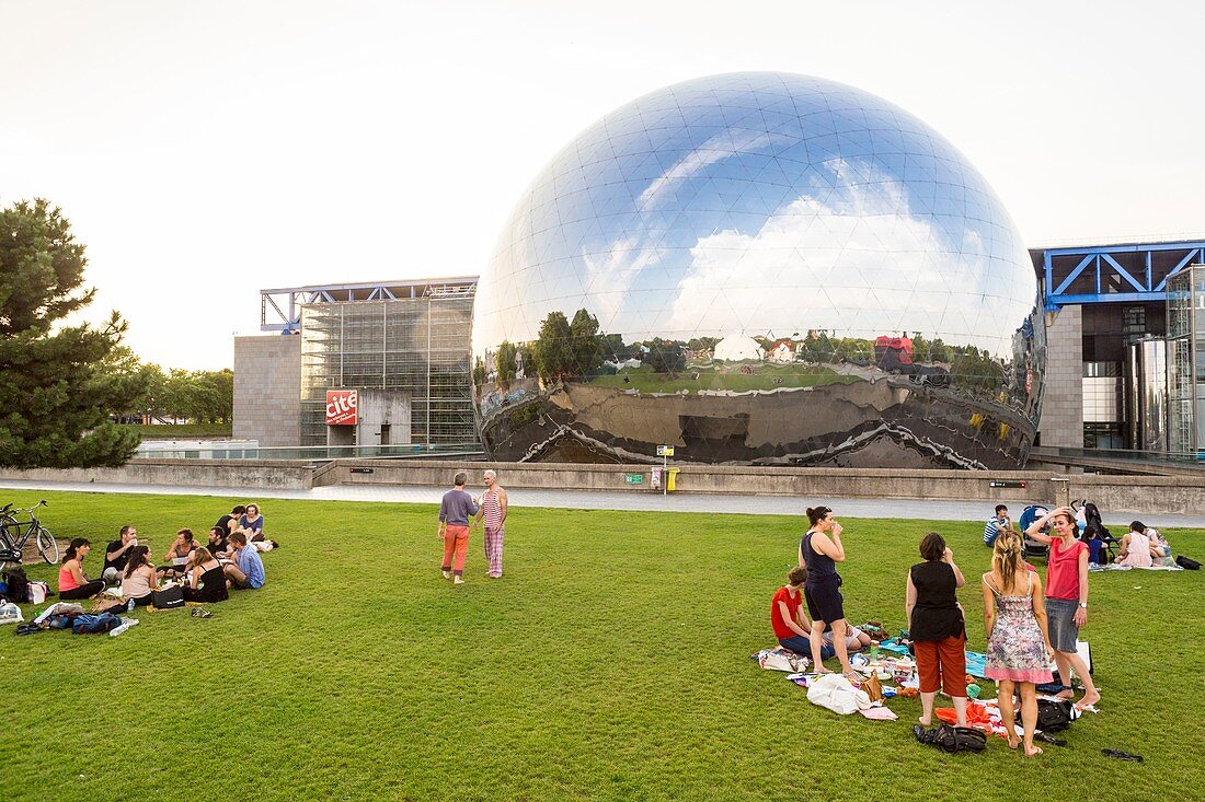 Frankreich, Paris, der Parc de la Villette, 1983 vom Architekten Bernard Tschumi entworfen, das 360 ° -Theater La Geode, Picknick