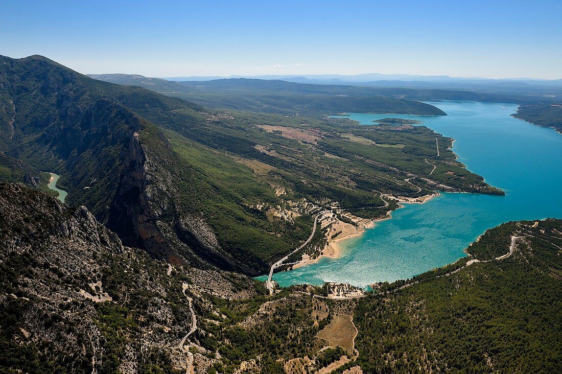 Frankreich, Frankreich, Var am linken Ufer und Alpes-de-Haute-Provence am rechten Ufer, Regionaler Naturpark Verdon, See St. Croix am Ausgang der Verdonschlucht (Luftaufnahme)