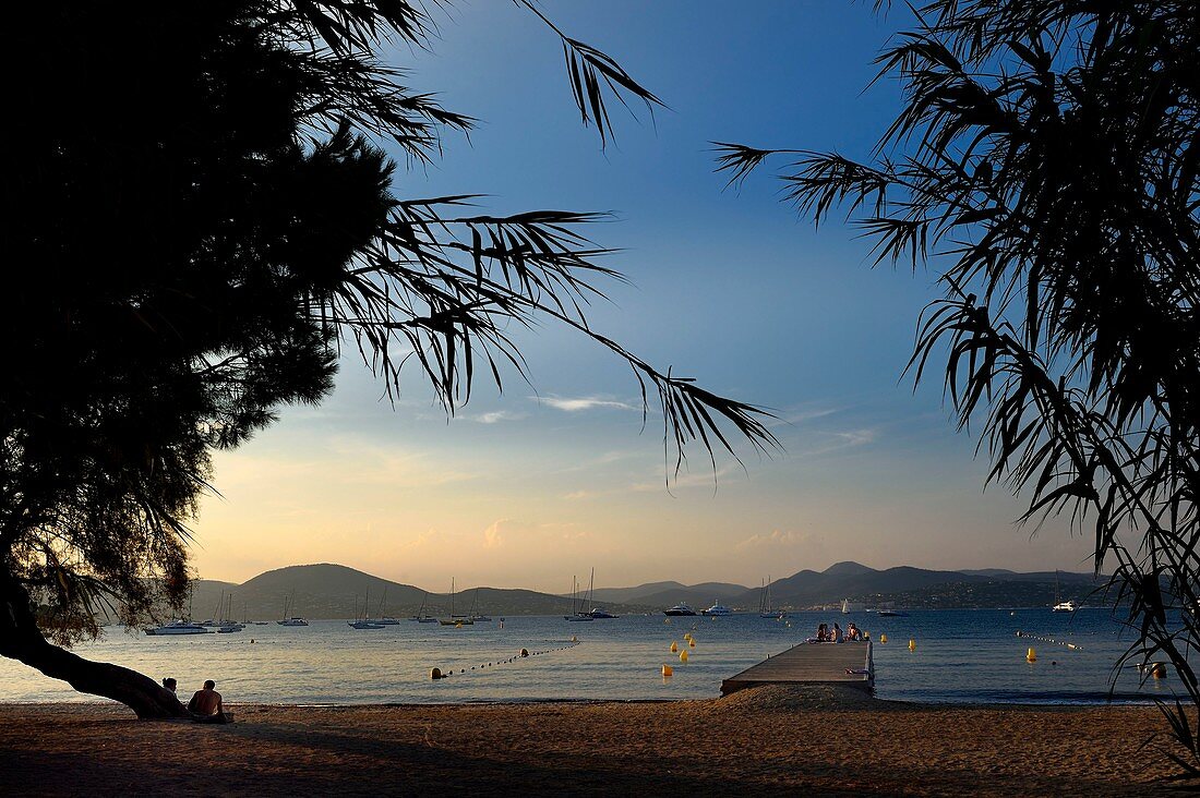 Frankreich, Var, Saint-Tropez, Canebiers Bucht, Momente mit Freunden auf dem Ponton vom Canebiers Strand