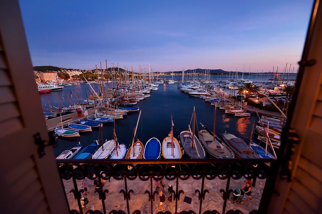 Frankreich, Var, Sanary-sur-Mer, traditionelle Fischerboote namens Pointus im Hafen