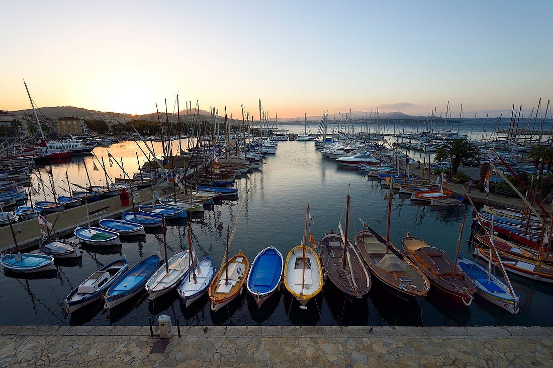 Frankreich, Var, Sanary-sur-Mer, traditionelle Fischerboote namens Pointus im Hafen