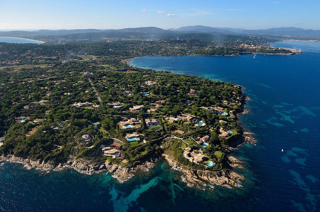 Frankreich, Var, der Golfe von Saint Tropez, die Pointe de la Rabiou im Vordergrund und Saint-Tropez im Hintergrund rechts (Luftaufnahme)